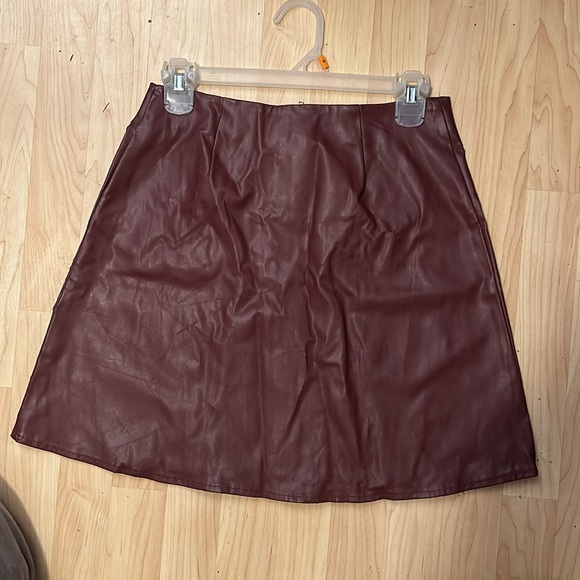 Maroon faux leather skirt - Picture 2 of 2
